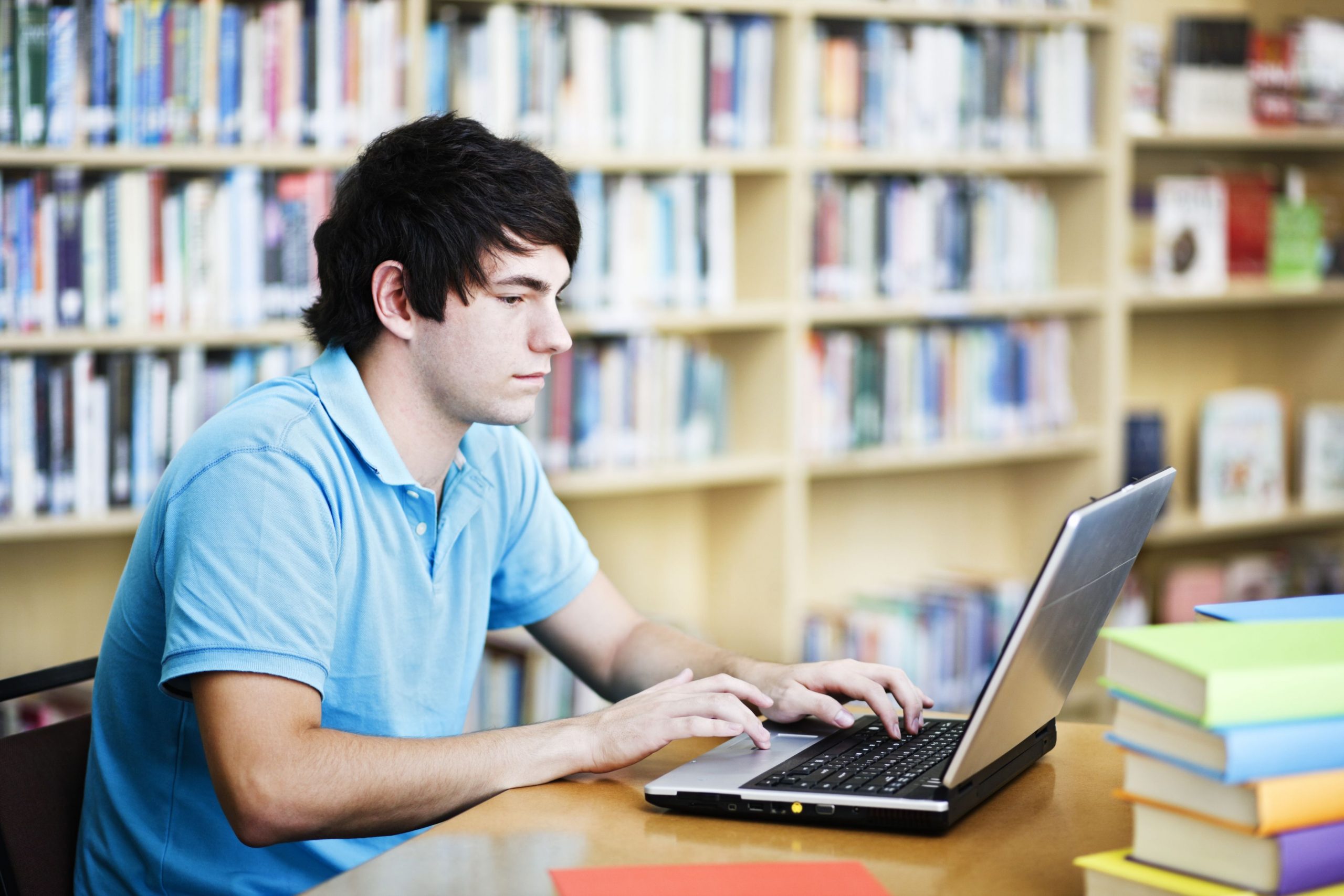 University dissertations. Человек обучается за компьютером. Студент за учебой. Студент с компьютером. Подросток за компьютером.
