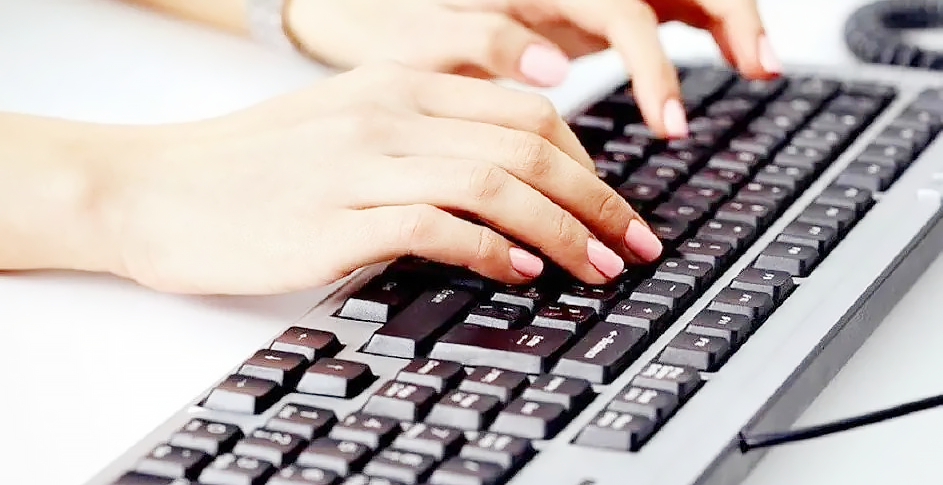 печатает на клавиатуре