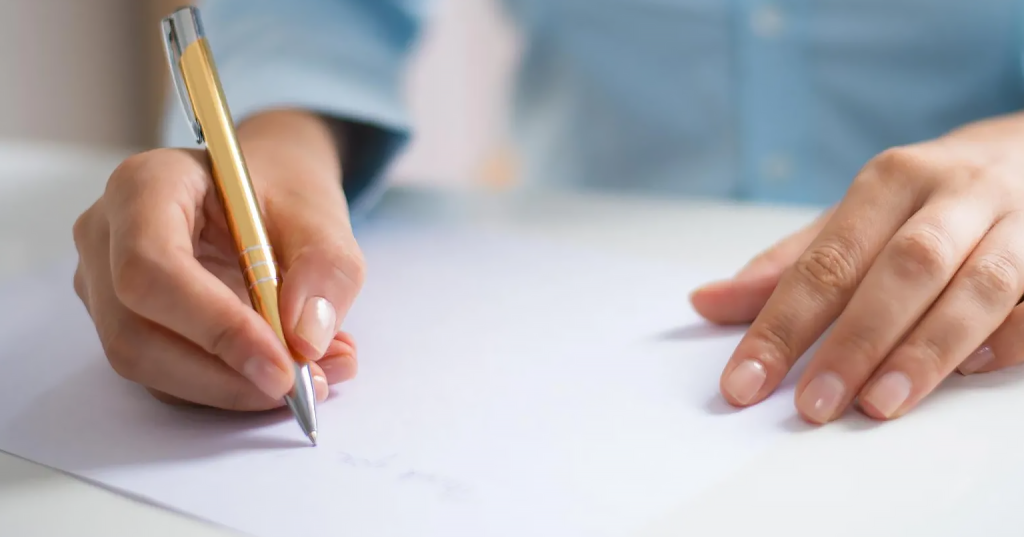 пишет на листке