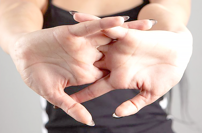 разминает руки