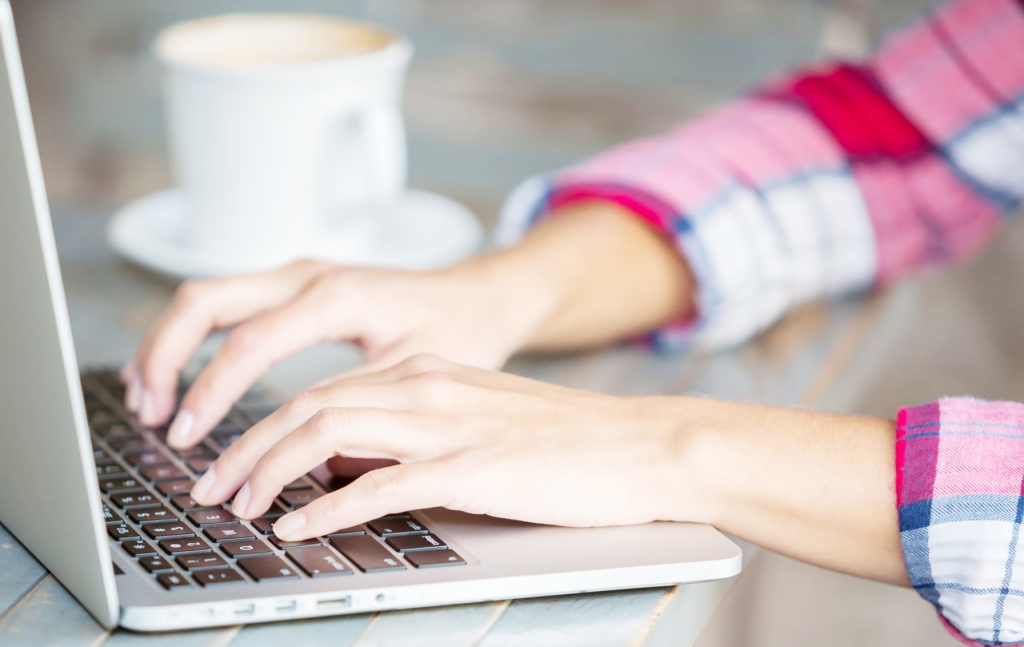 печатает на клавиатуре