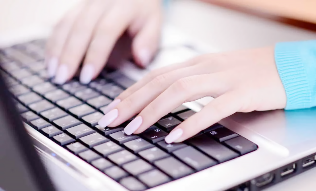 печатает на клавиатуре